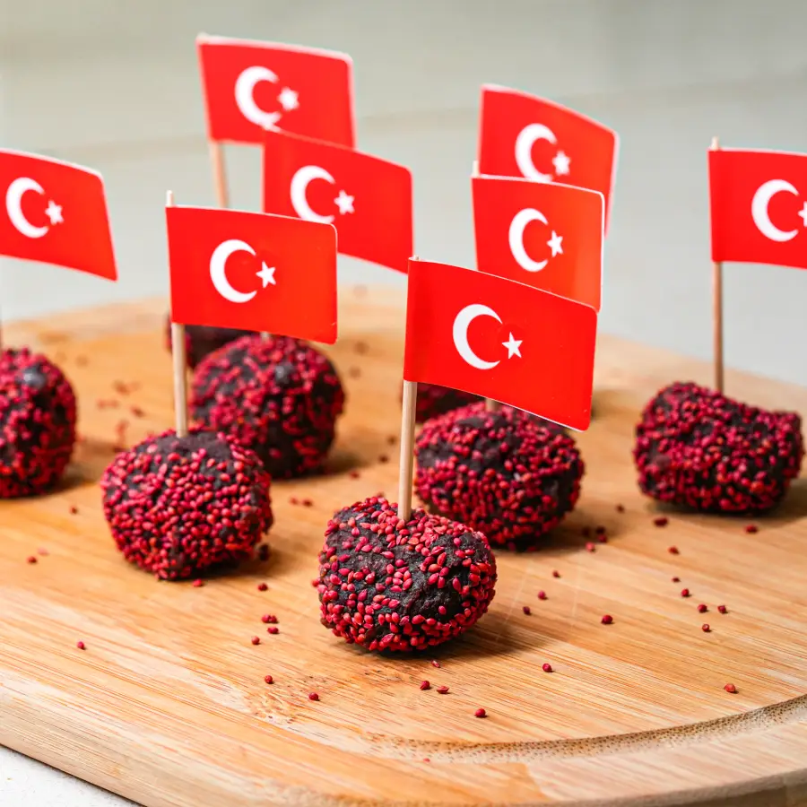Bayrak Kürdanlarla Sunumlarınıza Enerji Katın!